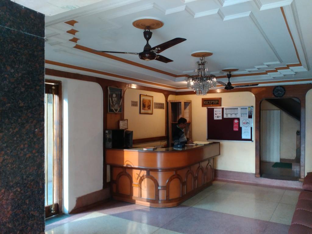 Hotel Ajaya Варанаси Екстериор снимка